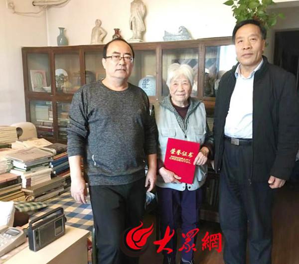 冀勤先生向潍坊学院捐赠图书